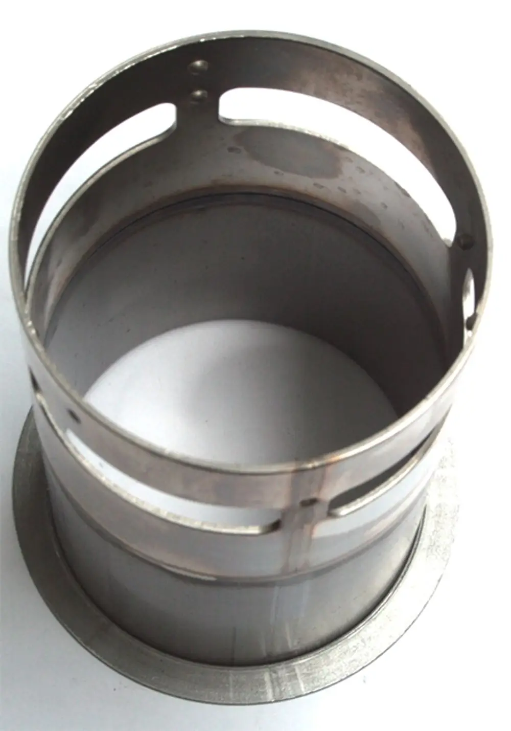 Metallisches Brennerrohr mit schlanker Form und seitlichen Öffnungen, geeignet für Anwendungen mit Daikin-Produkten, präsentiert auf hellem Hintergrund.